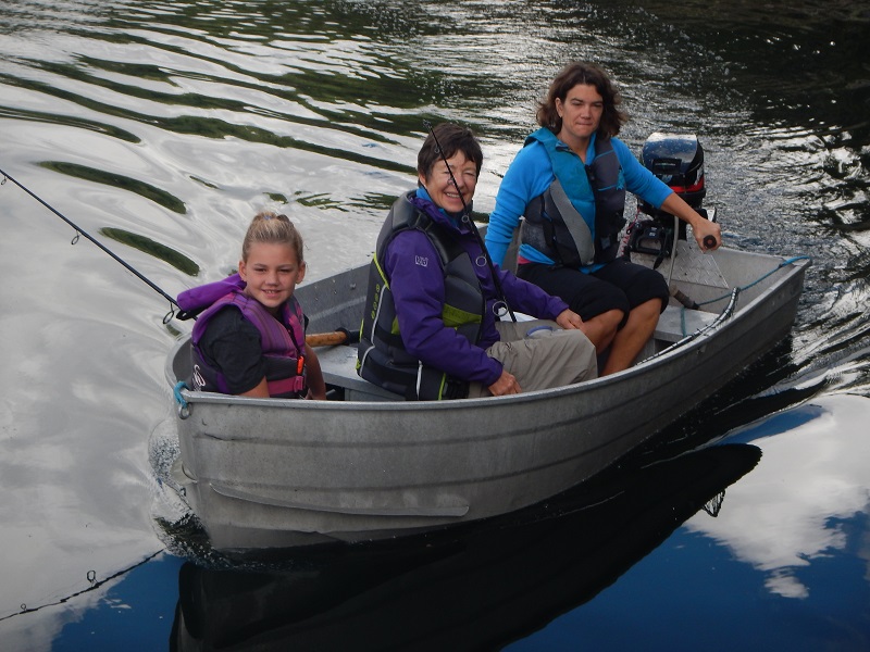 2015 St Vnicents Bay Courtney &
      Kids in Tin Boat
