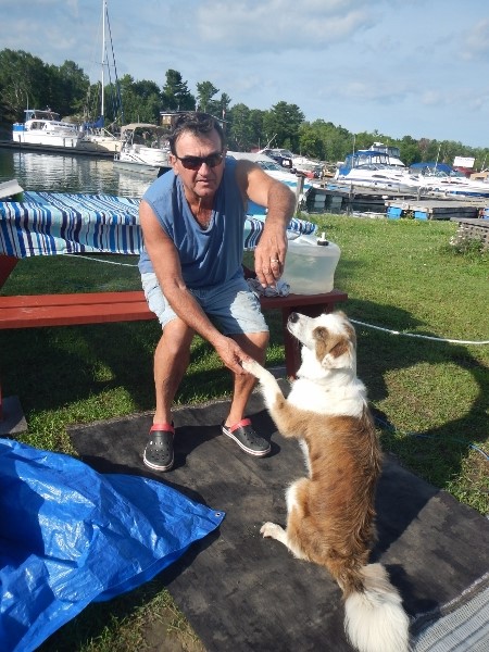 2016 Killarney Brian shakes a paw of Roques Guard Dog