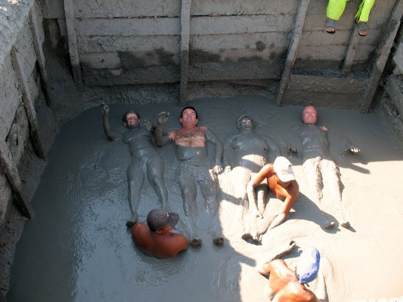 Alley Cat and
        Tundra Crew enjoy a Mud Bath at Volcan de Totumo
