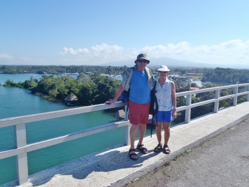 We stand on the bridge
              that croasses the Rio Dulce River at the town of Rio
              Dulce