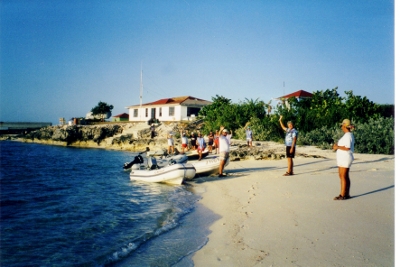 Dinghys land on the beach at Jamacia Cay in
          the Jumentos