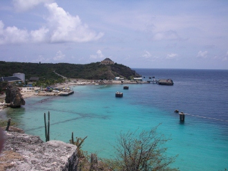 Our favorite
        snorkling spot a short walk from Tundra was around a submerged
        wreck in Caracasbaii